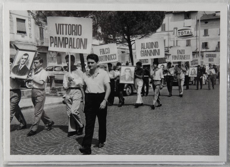 Poggibonsi, 18-19 luglio 1964, XX° anniversario della liberazione e conferimento ad Alcide Cervi della cittadinanza onoraria. Al corteo vengono portate le foto dei sette fratelli Cervi e cartelli con i nomi di partigiani della Resistenza toscana